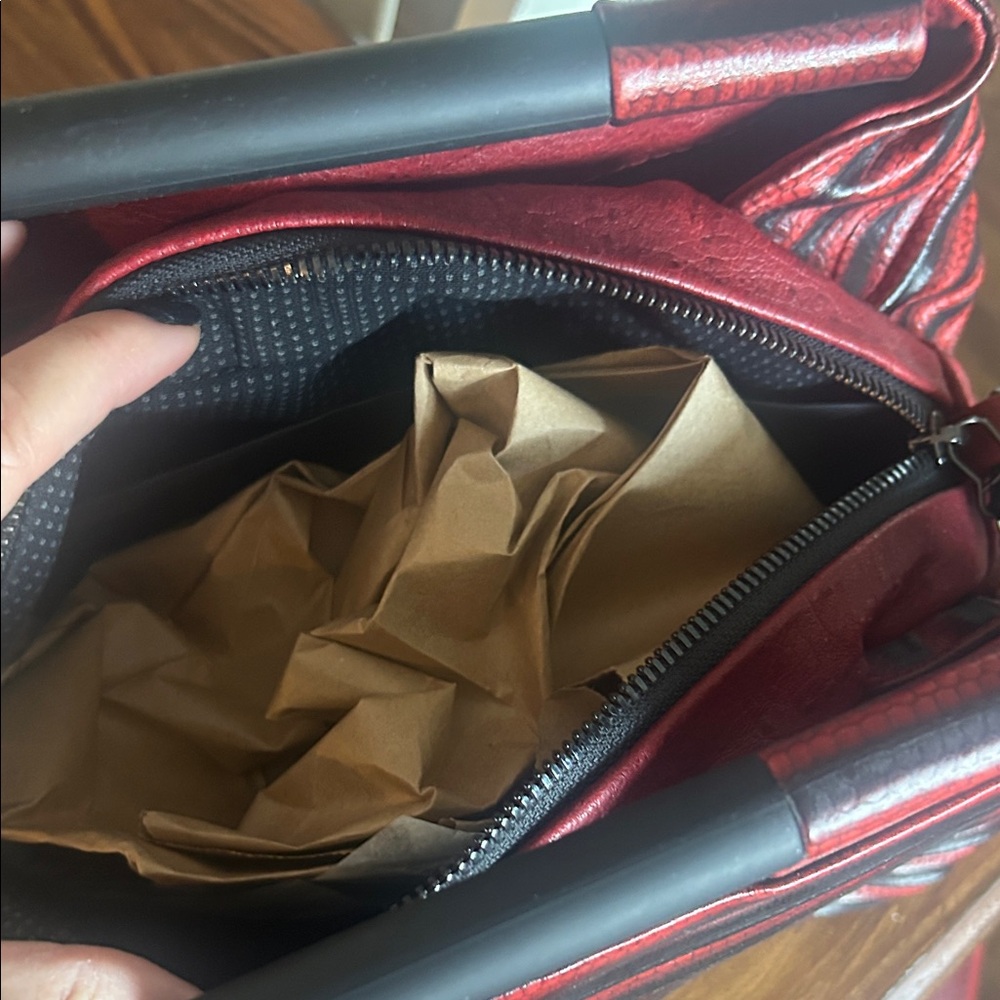 Elegant Red Striped Shoulder Bag - Picture 3 of 4